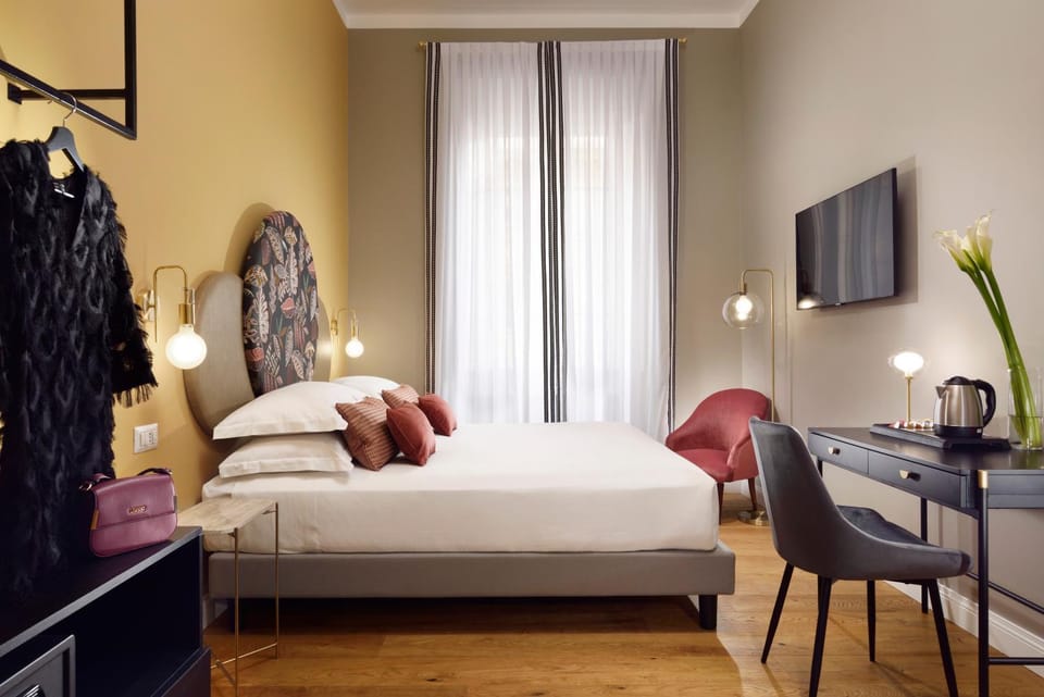 Bed, TV and multimedia, Photo of the whole room, Bedroom
