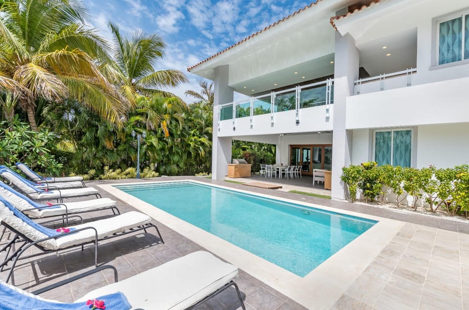 Property building, Garden, Balcony/Terrace, Swimming pool, sunbed