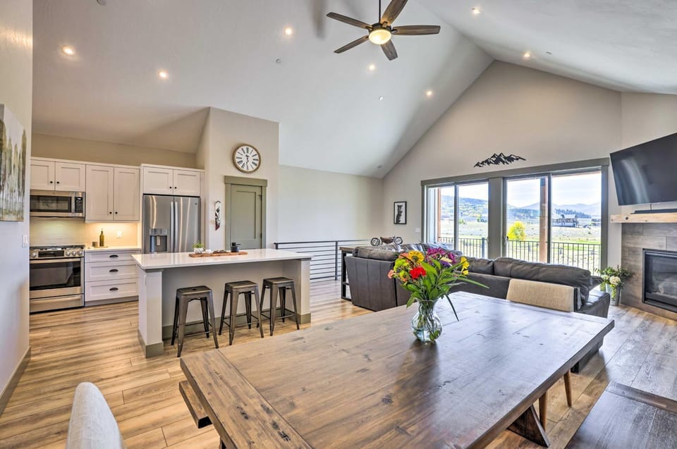 3 Mi to Granby Ranch: Townhome w/ Balcony & Views House in Granby