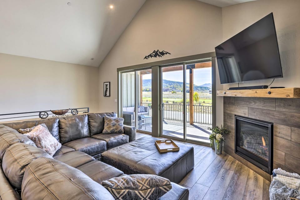 3 Mi to Granby Ranch: Townhome w/ Balcony & Views House in Granby