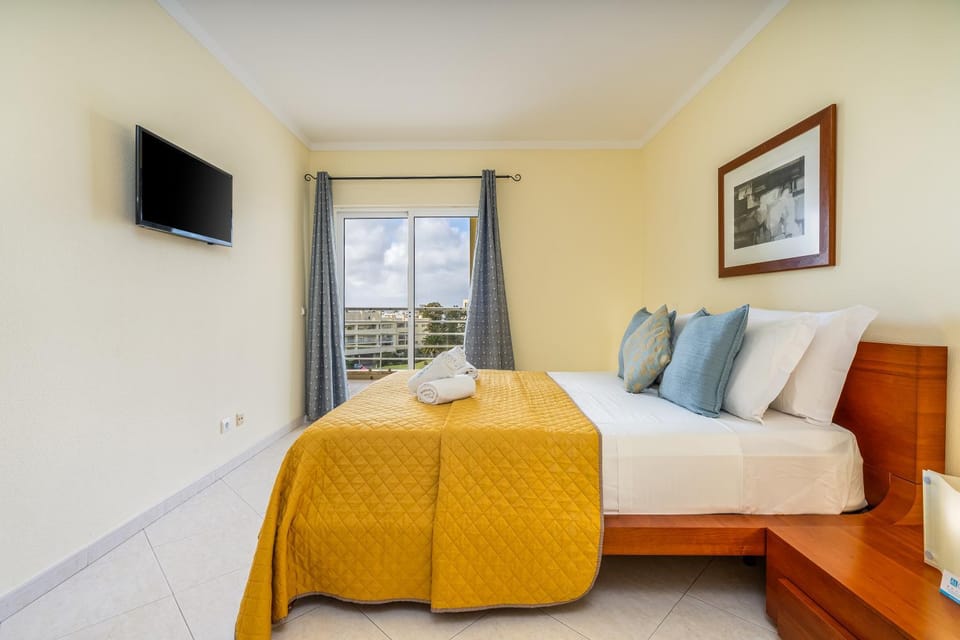 Bed, TV and multimedia, Photo of the whole room, Bedroom, towels