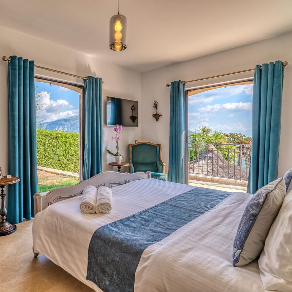 Bed, Natural landscape, TV and multimedia, View (from property/room), Balcony/Terrace, Photo of the whole room, Bedroom, Mountain view, towels