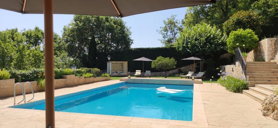 Property building, Patio, Day, Garden, Decorative detail, Garden view, Pool view, Swimming pool, Swimming pool, sunbed