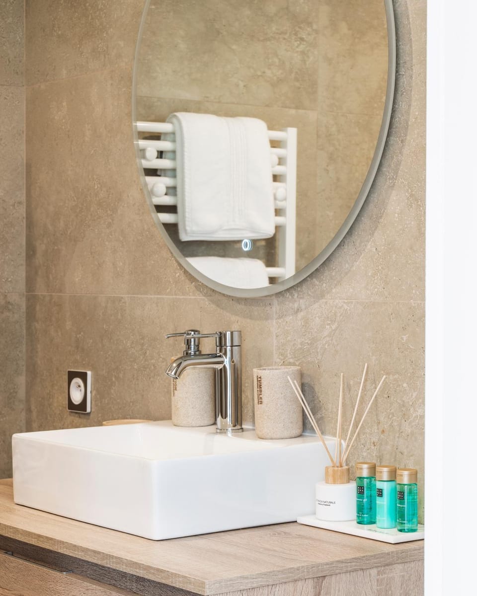 Toilet, Bathroom, towels
