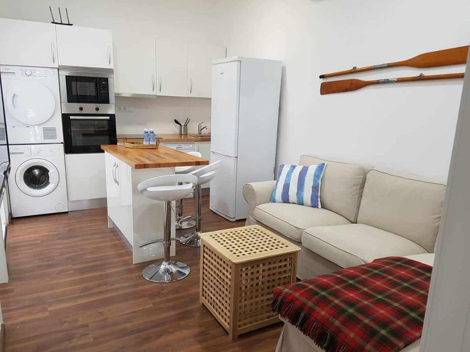 Kitchen or kitchenette, Living room, Seating area, Dining area, dishwasher, minibar, pet friendly, stove, washing machine, dryer