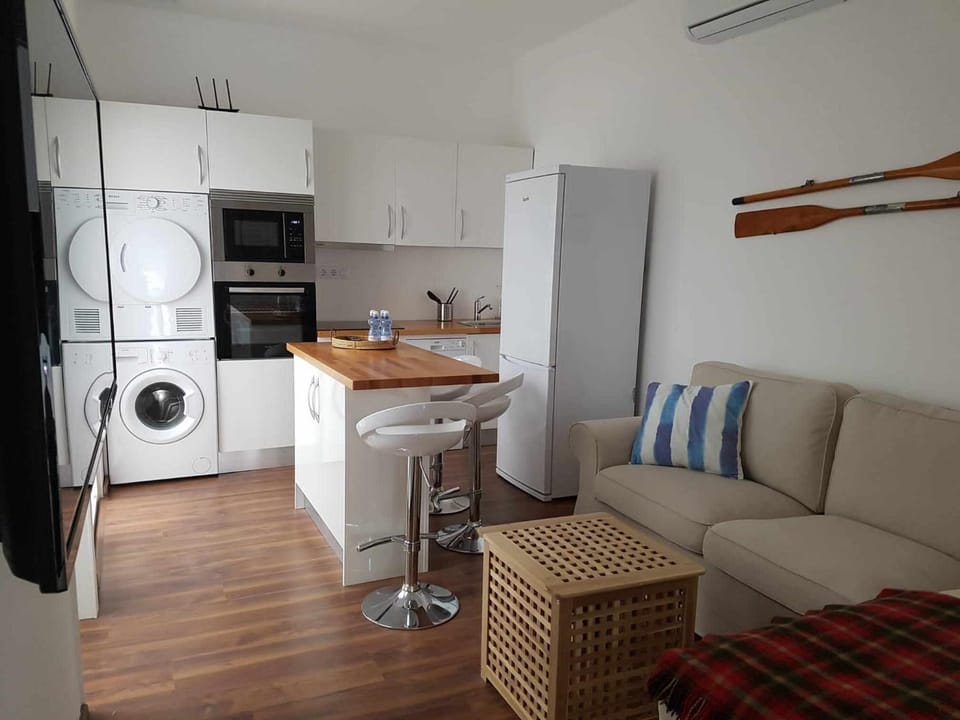 Kitchen or kitchenette, Living room, Seating area, Dining area, dishwasher, minibar, pet friendly, stove, washing machine, dryer