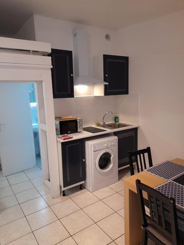 STUDIO ROUGE à 5 minutes de la Cathédrale et Néoma Apartment in Reims