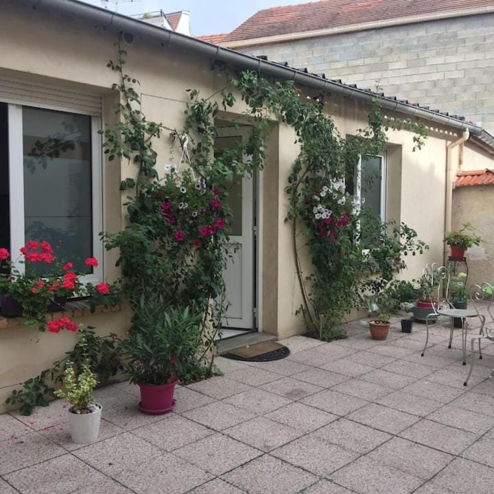 STUDIO ROUGE à 5 minutes de la Cathédrale et Néoma Apartment in Reims