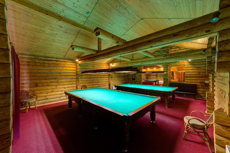 Billiard, On site