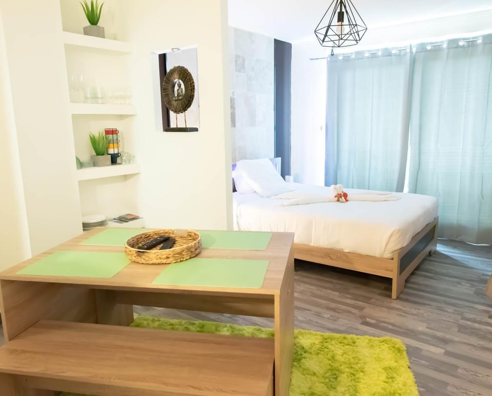 Bed, Dining area