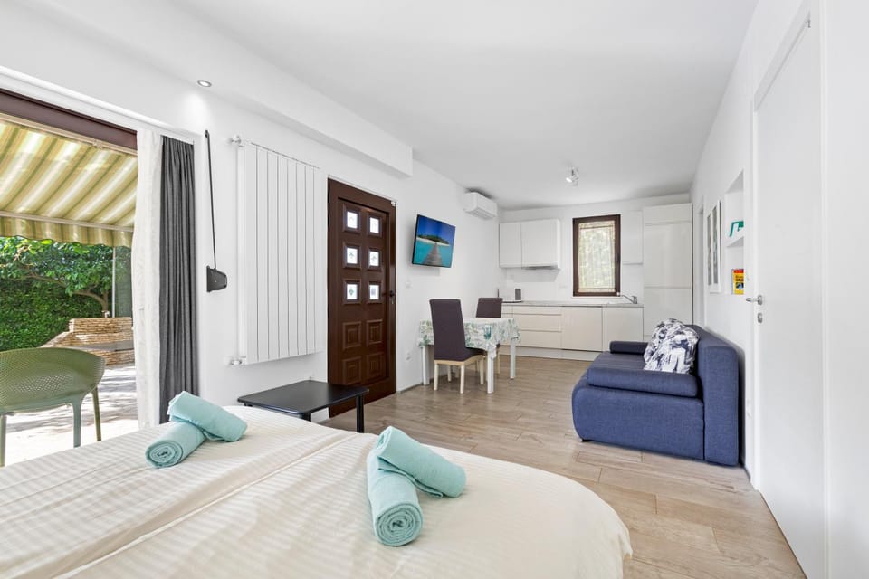 Bed, TV and multimedia, Living room, Seating area