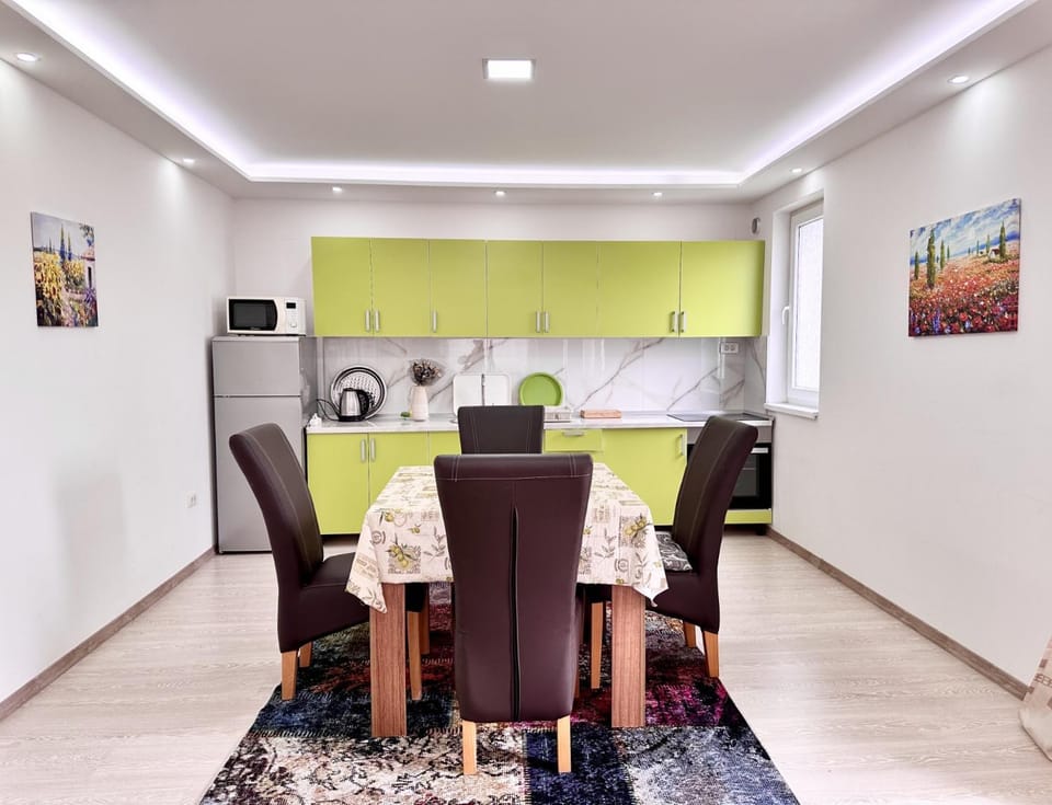 Kitchen or kitchenette, Seating area, Dining area