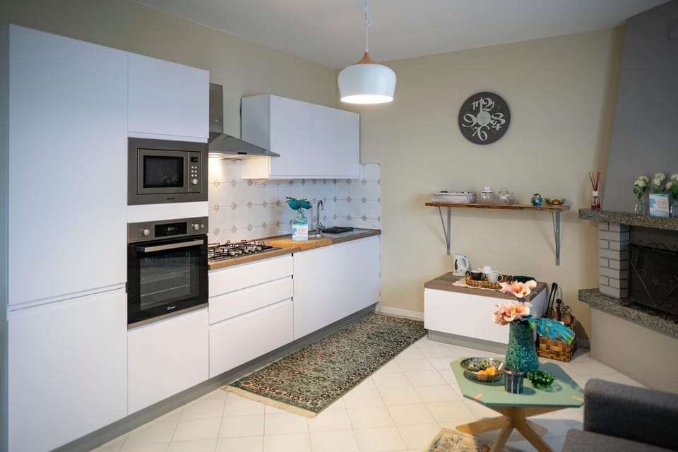 Coffee/tea facilities, Kitchen or kitchenette, Living room, Food and drinks, Dining area, dishwasher, minibar, oven, pet friendly, stove, toaster