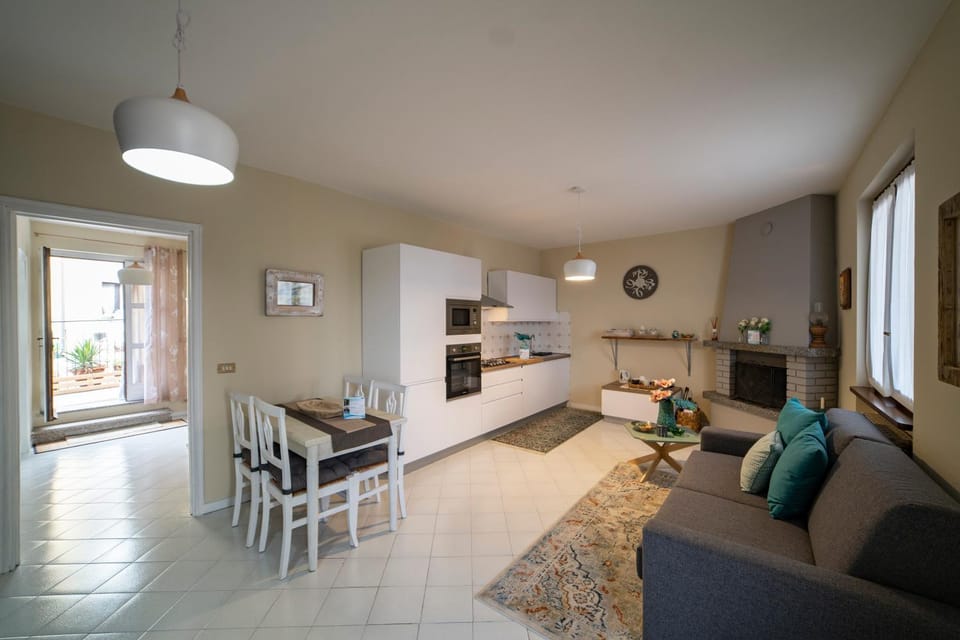 Kitchen or kitchenette, Living room, Seating area, Dining area, minibar, oven, pet friendly, stove
