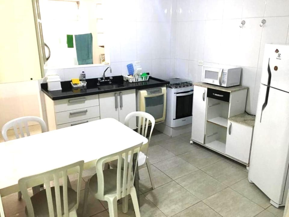 Enseada Guarujá, apartamento a 200 metros da praia Apartment in State of São Paulo