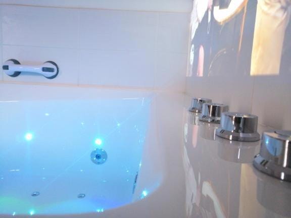 Le 2005 Double BALNEO, Lit QUEEN SIZE, soirée romantique Apartment in Grenoble