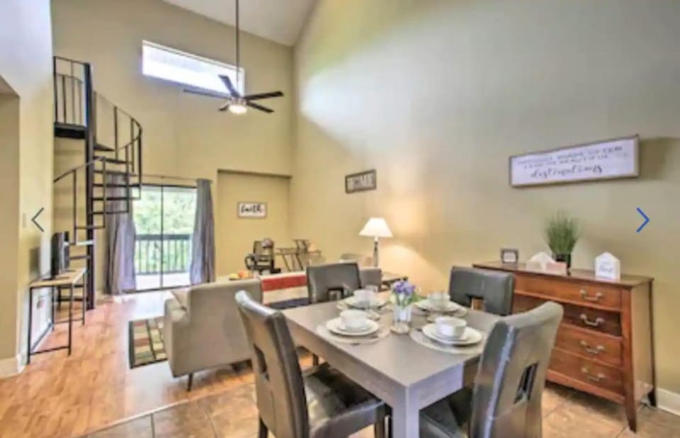 Living room, Seating area, Dining area, fireplace