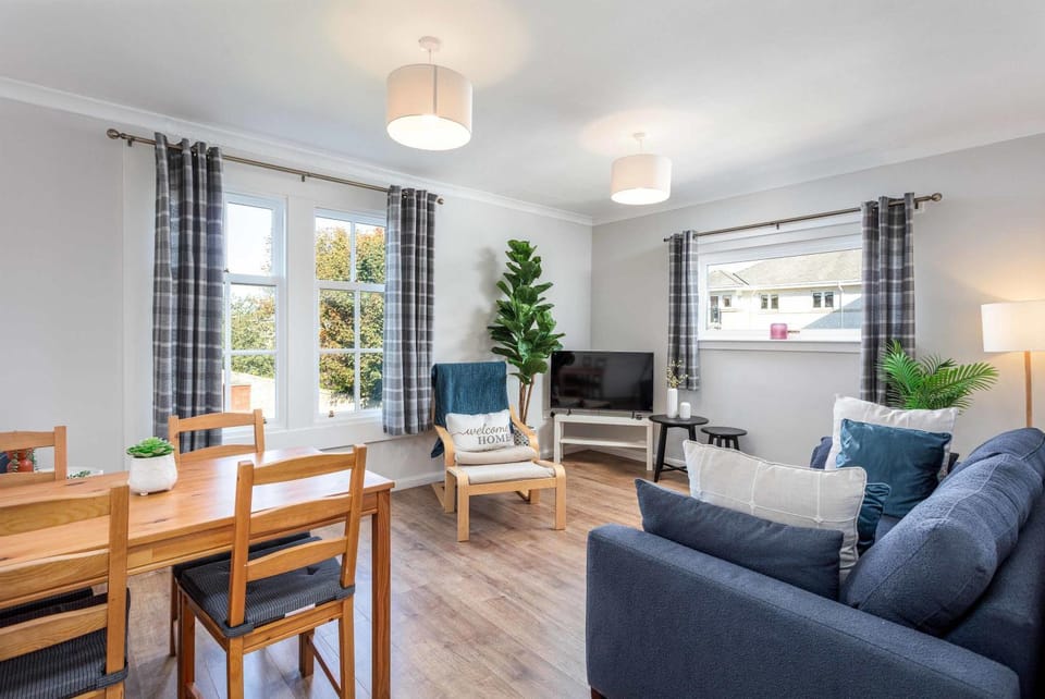 Communal lounge/ TV room, TV and multimedia, Living room, Seating area, Dining area