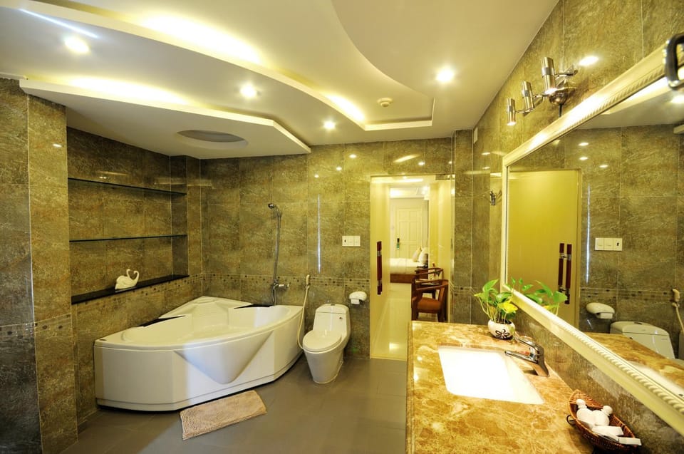 Shower, Toilet, Bathroom, Bath