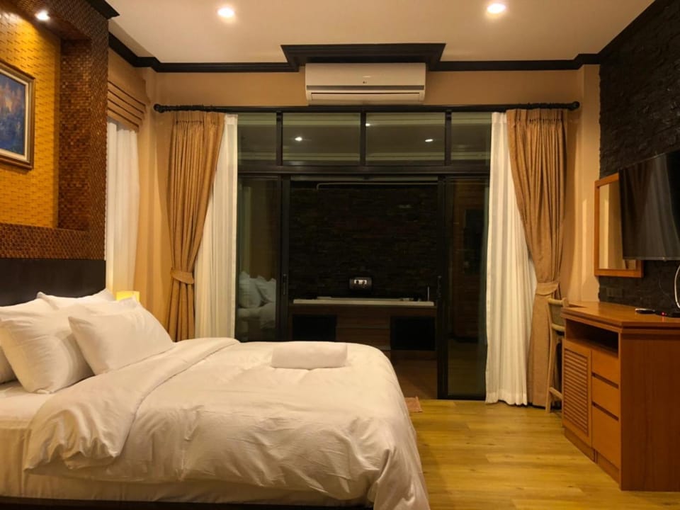 Bed, TV and multimedia, Photo of the whole room, Bedroom