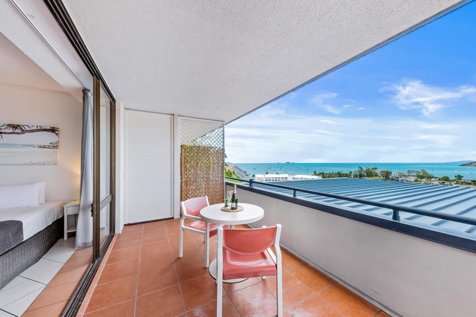 Ocean View 33A Studio Pool Ocean View WIFI Apartment in Airlie Beach