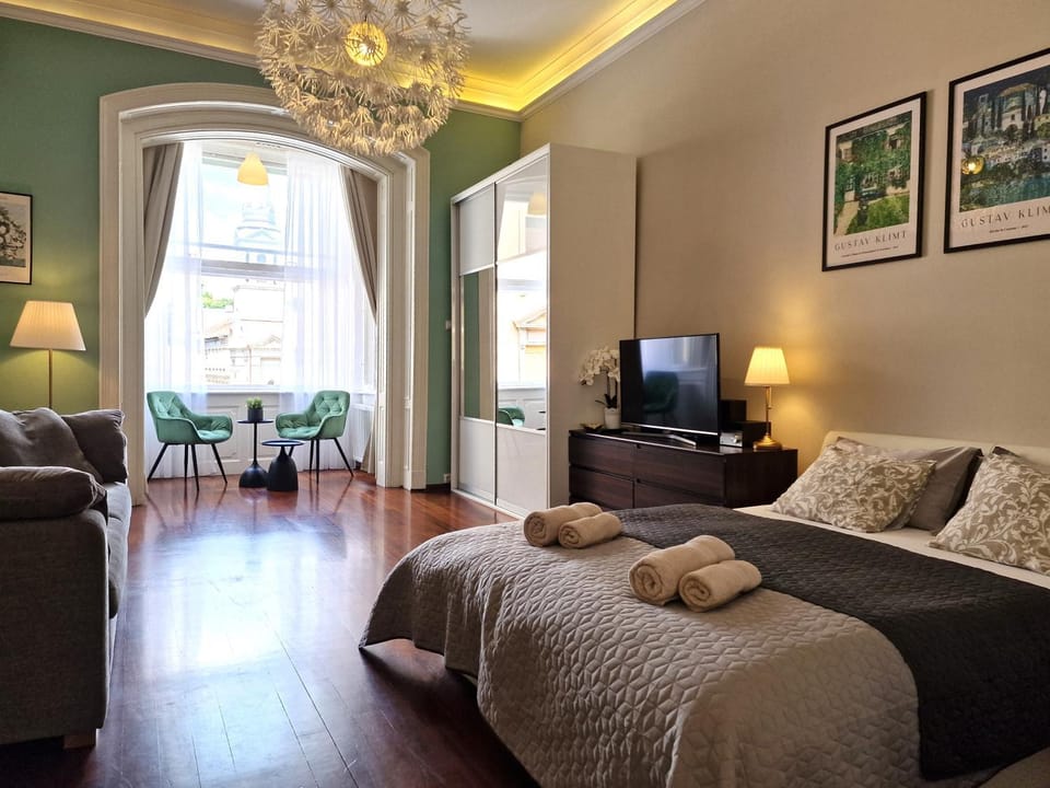 Bed, Living room, Bedroom