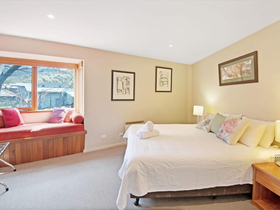 Les Perrieres Lodge - Spacious 3BR Luxury l Gym l Indoor Pool l Tennis l WiFi l BBQ Chalet in Crackenback
