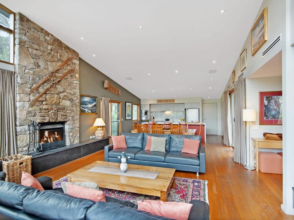 Les Perrieres Lodge - Spacious 3BR Luxury l Gym l Indoor Pool l Tennis l WiFi l BBQ Chalet in Crackenback