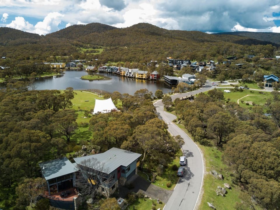 Les Perrieres Lodge - Spacious 3BR Luxury l Gym l Indoor Pool l Tennis l WiFi l BBQ Chalet in Crackenback