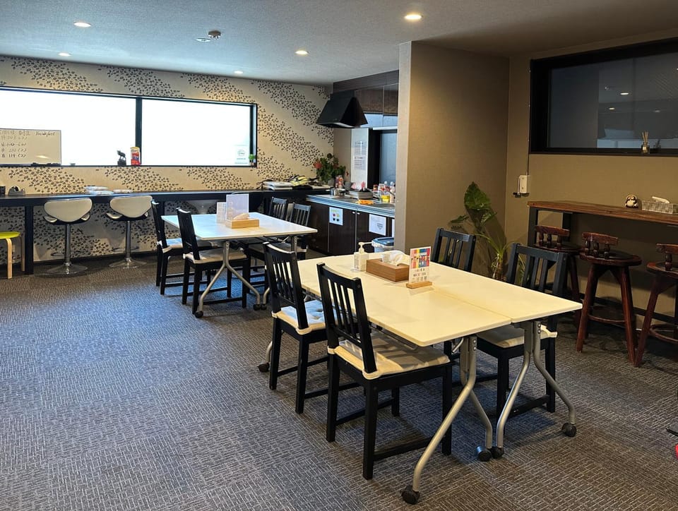 Restaurant/places to eat, Communal lounge/ TV room, Communal lounge/ TV room, Kitchen or kitchenette, Seating area