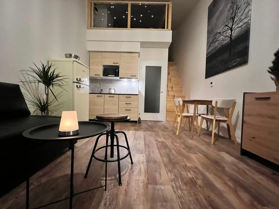 Kitchen or kitchenette, Living room, Seating area, Dining area, kitchen