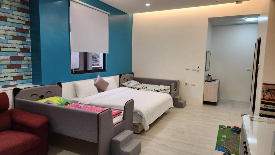 Bed, Photo of the whole room, Bedroom