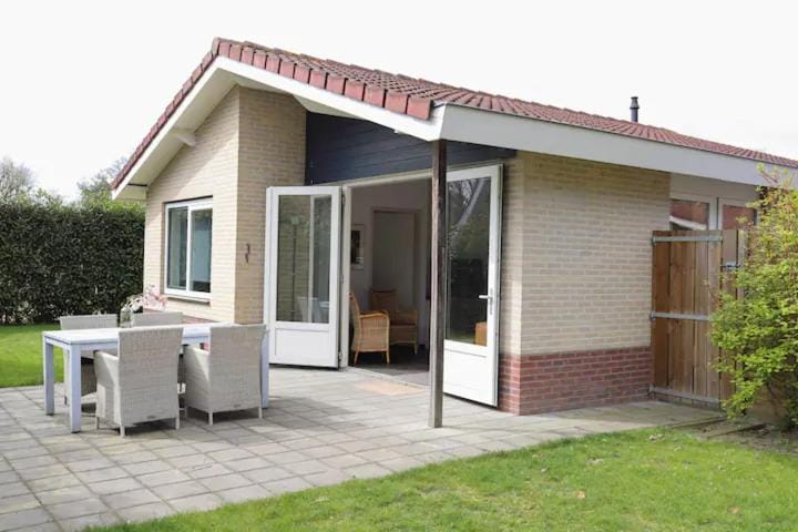Huinerhofje 2 - Vrijstaand met grote omheinde tuin, rust, privacy en nabij bossen House in Putten