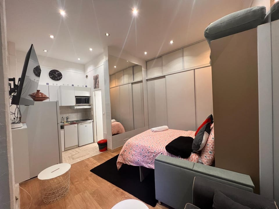 Chic Studio at Arc de Triomphe and Champs Elysees Apartment in Paris