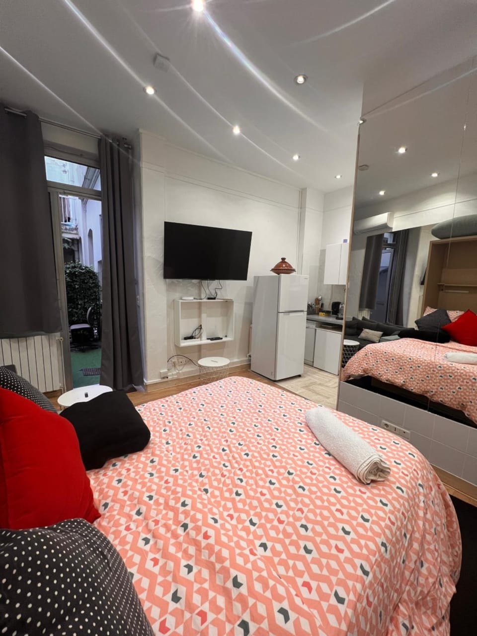 Chic Studio at Arc de Triomphe and Champs Elysees Apartment in Paris