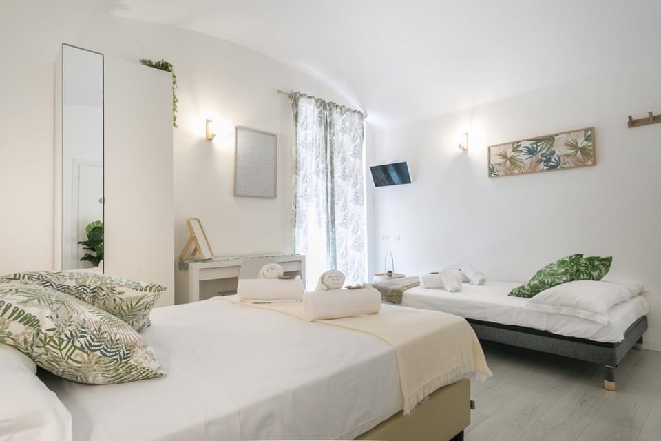 White Candia Guesthouse Bed and Breakfast in Rome