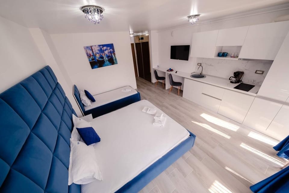 Bed, TV and multimedia, Kitchen or kitchenette, Living room, Photo of the whole room, Seating area, Bedroom
