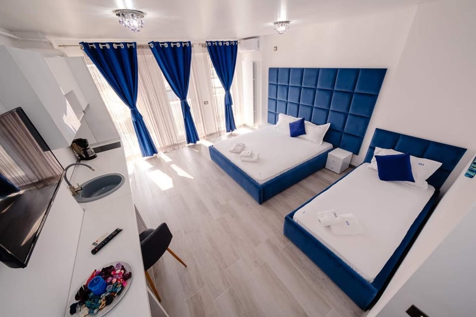 Bed, TV and multimedia, Living room, Photo of the whole room, Seating area, Bedroom