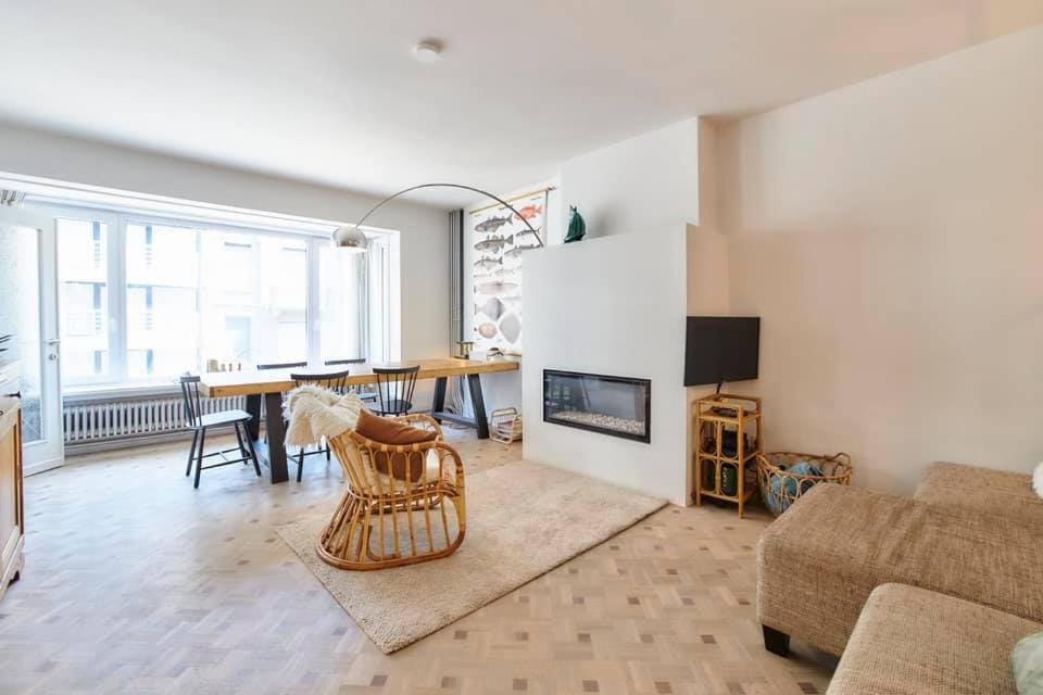 TV and multimedia, Living room, Seating area, Dining area, flat iron