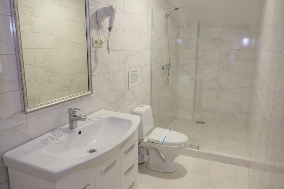 Shower, Toilet