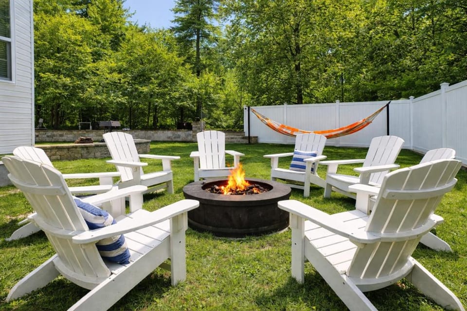 Luxury 5BR Family Retreat Hot Tub Game Room 2 Fire Pits Fenced Yard House in Stroud Township