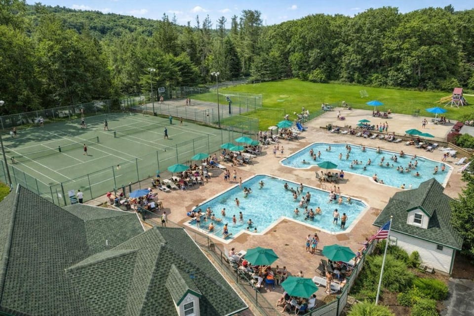 Luxury 5BR Backyard Oasis • Hot Tub • Game Room House in Stroud Township