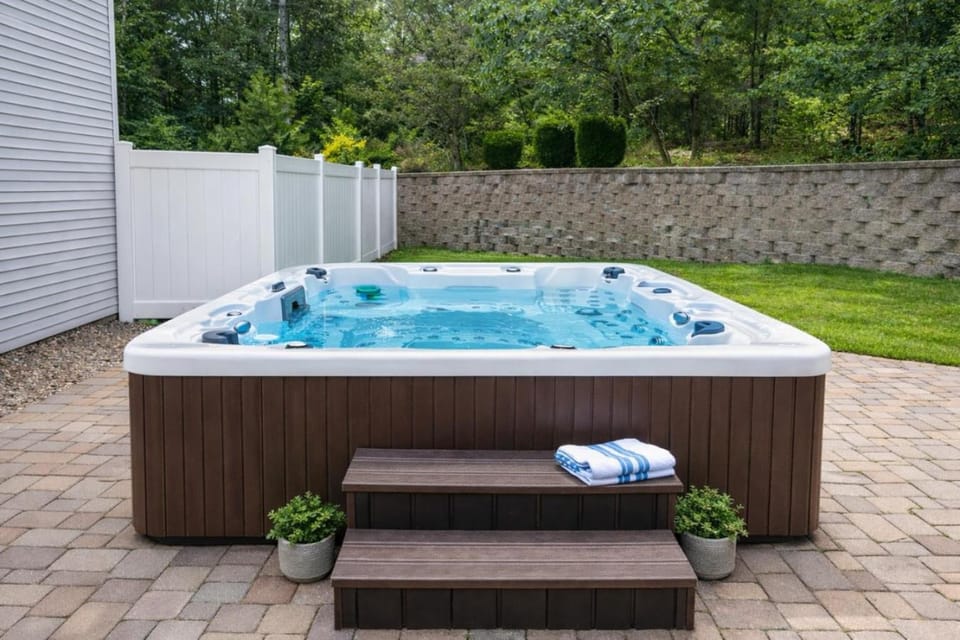Luxury 5BR Family Retreat Hot Tub Game Room 2 Fire Pits Fenced Yard House in Stroud Township