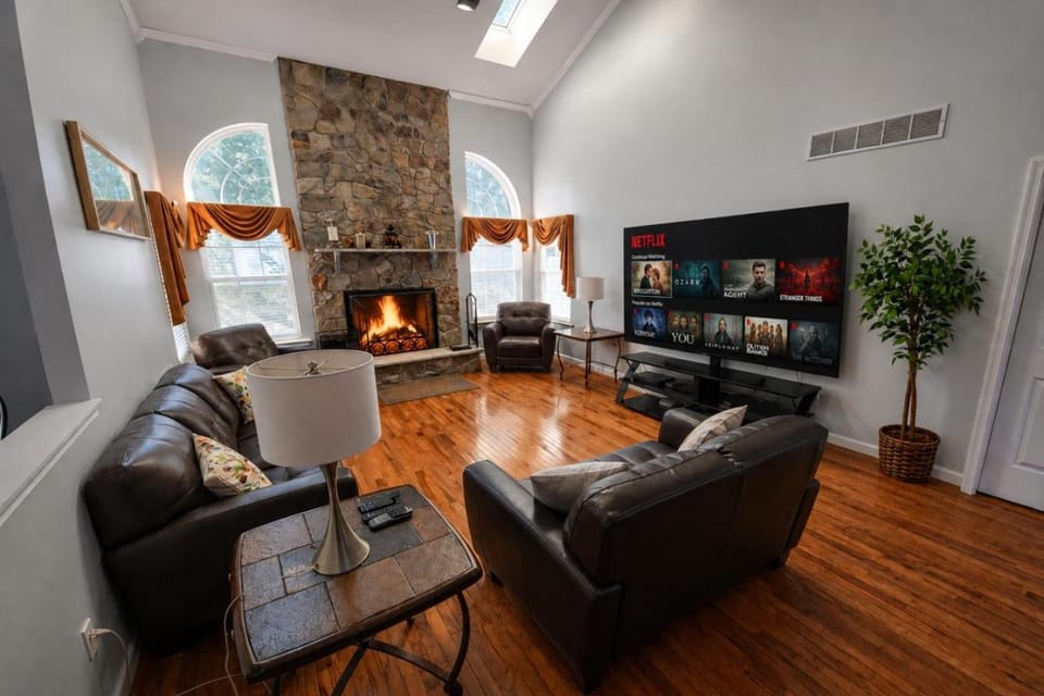 Luxury 5BR Family Retreat Hot Tub Game Room 2 Fire Pits Fenced Yard House in Stroud Township