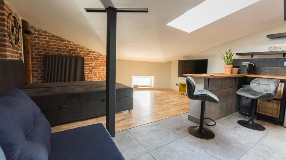 Bed, Seating area