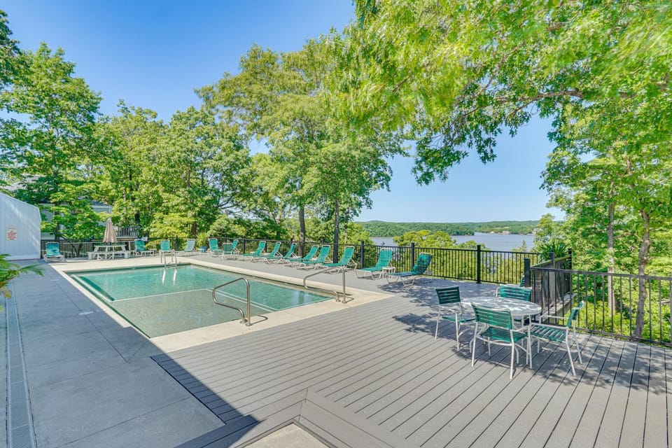 Pools, Water Park! Margaritaville Resort Home House in Lake of the Ozarks