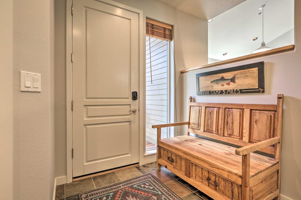 Bend Townhome with Golf Course Views and Private Deck! House in Deschutes River Woods