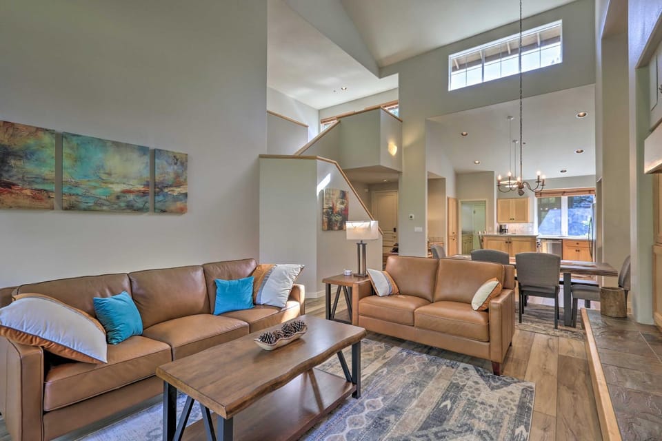 Bend Townhome with Golf Course Views and Private Deck! House in Deschutes River Woods