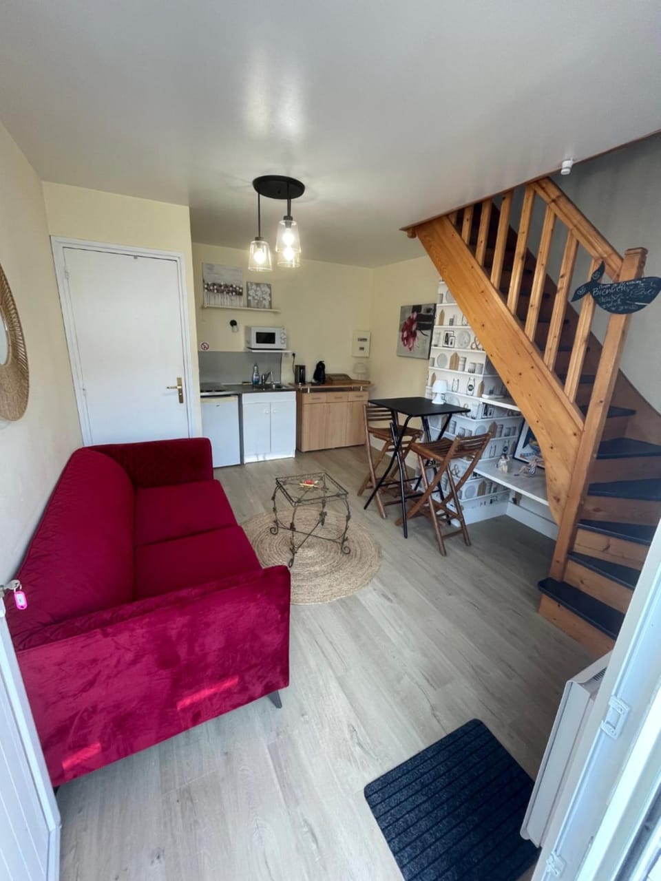 Kitchen or kitchenette, Living room, Seating area, Dining area