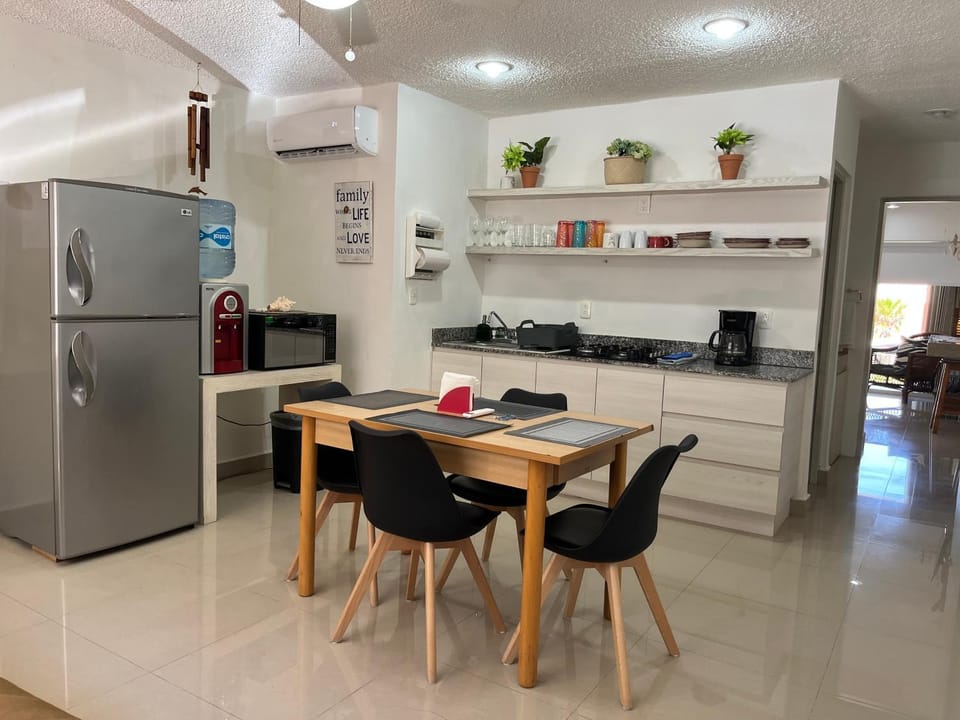 Kitchen or kitchenette, Dining area, minibar, stove